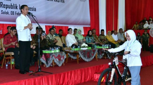 Presiden Joko Widodo Membagikan KIP dan PKH di Kabupaten Solok